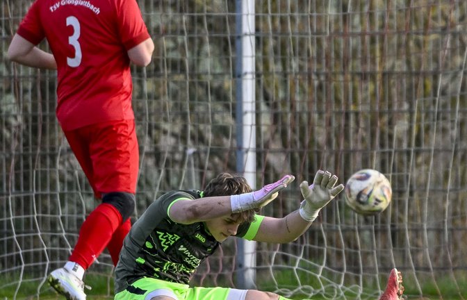 Vergeblich gestreckt: Großglattbachs Keeper Kimi-David Fleischer (vorne) kann den Einschlag nicht verhindern.