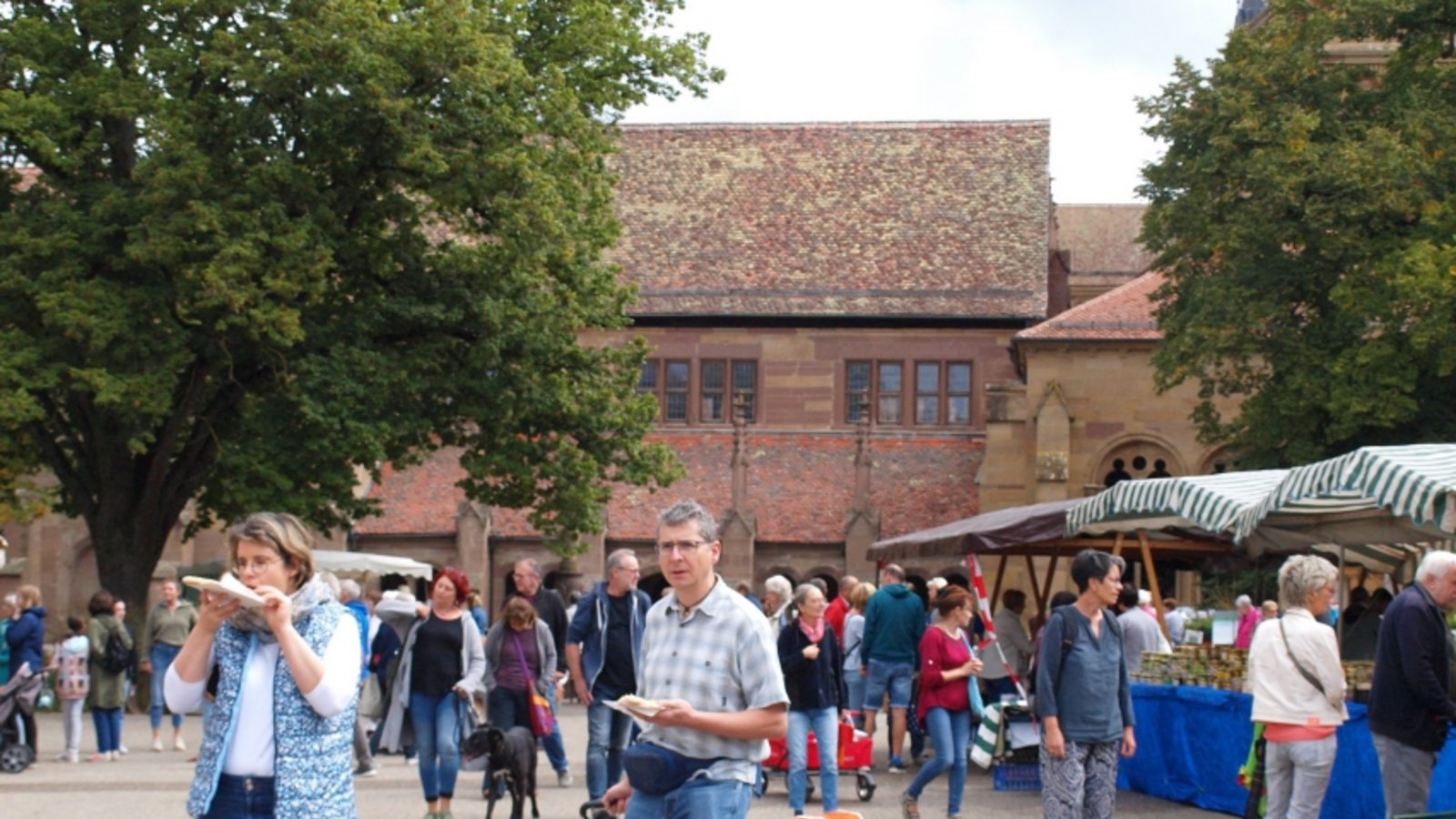 Einkaufen und schlemmen im Klosterhof. Einkaufen und schlemmen im Klosterhof.