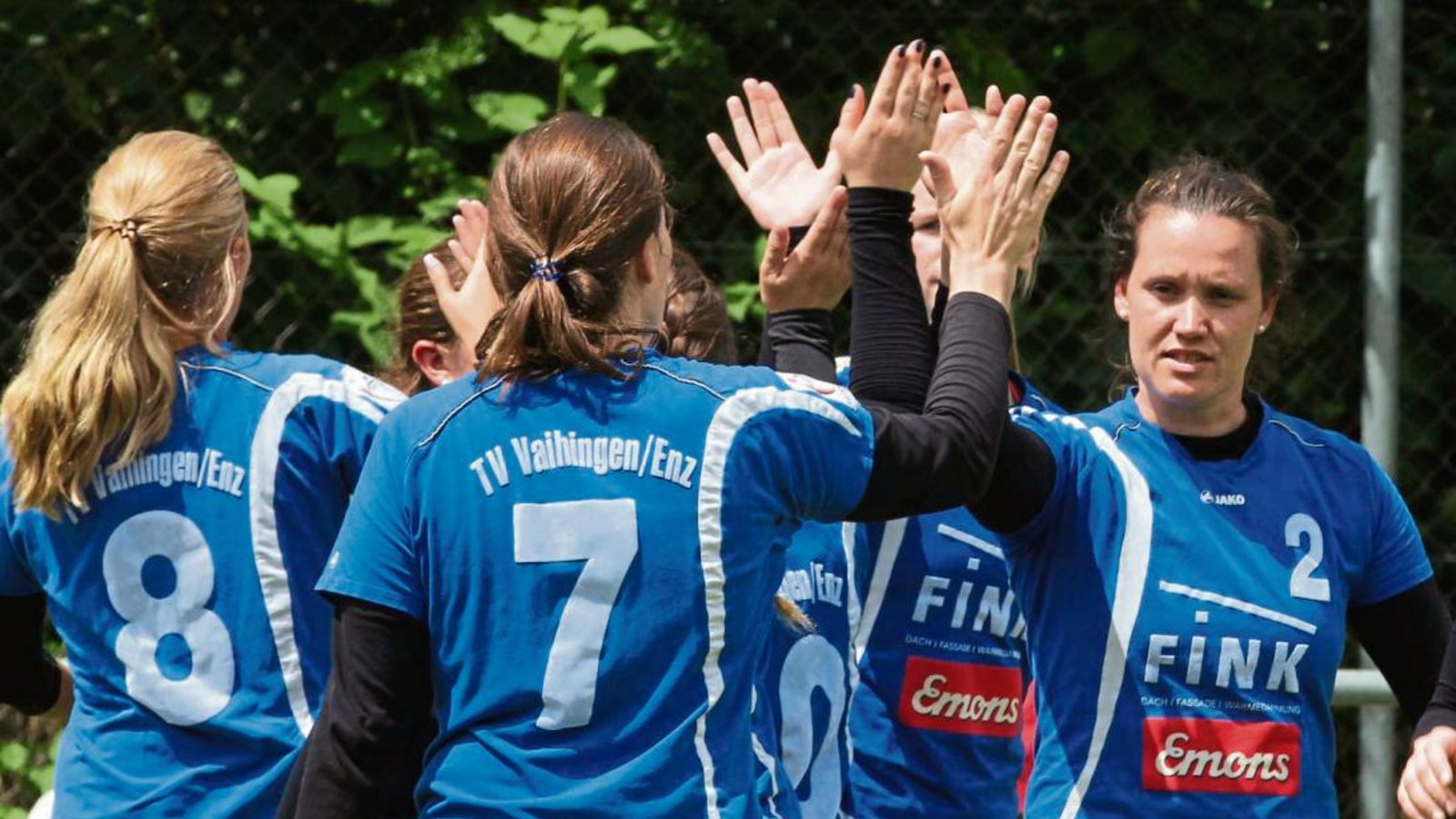 TVV-Hauptangreiferin Marie-Therese Rothmaier (rechts) und die Faustballerinnen des TV Vaihingen stimmen sich für das Qualifikationsspiel um den Halbfinaleinzug gegen den Ahlhorner SV ein. Foto: Nachreiner TVV-Hauptangreiferin Marie-Therese Rothmaier (rechts) und die Faustballerinnen des TV Vaihingen stimmen sich für das Qualifikationsspiel um den Halbfinaleinzug gegen den Ahlhorner SV ein. Foto: Nachreiner