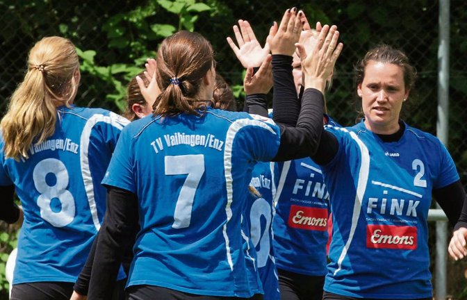 TVV-Hauptangreiferin Marie-Therese Rothmaier (rechts) und die Faustballerinnen des TV Vaihingen stimmen sich für das Qualifikationsspiel um den Halbfinaleinzug gegen den Ahlhorner SV ein. Foto: Nachreiner