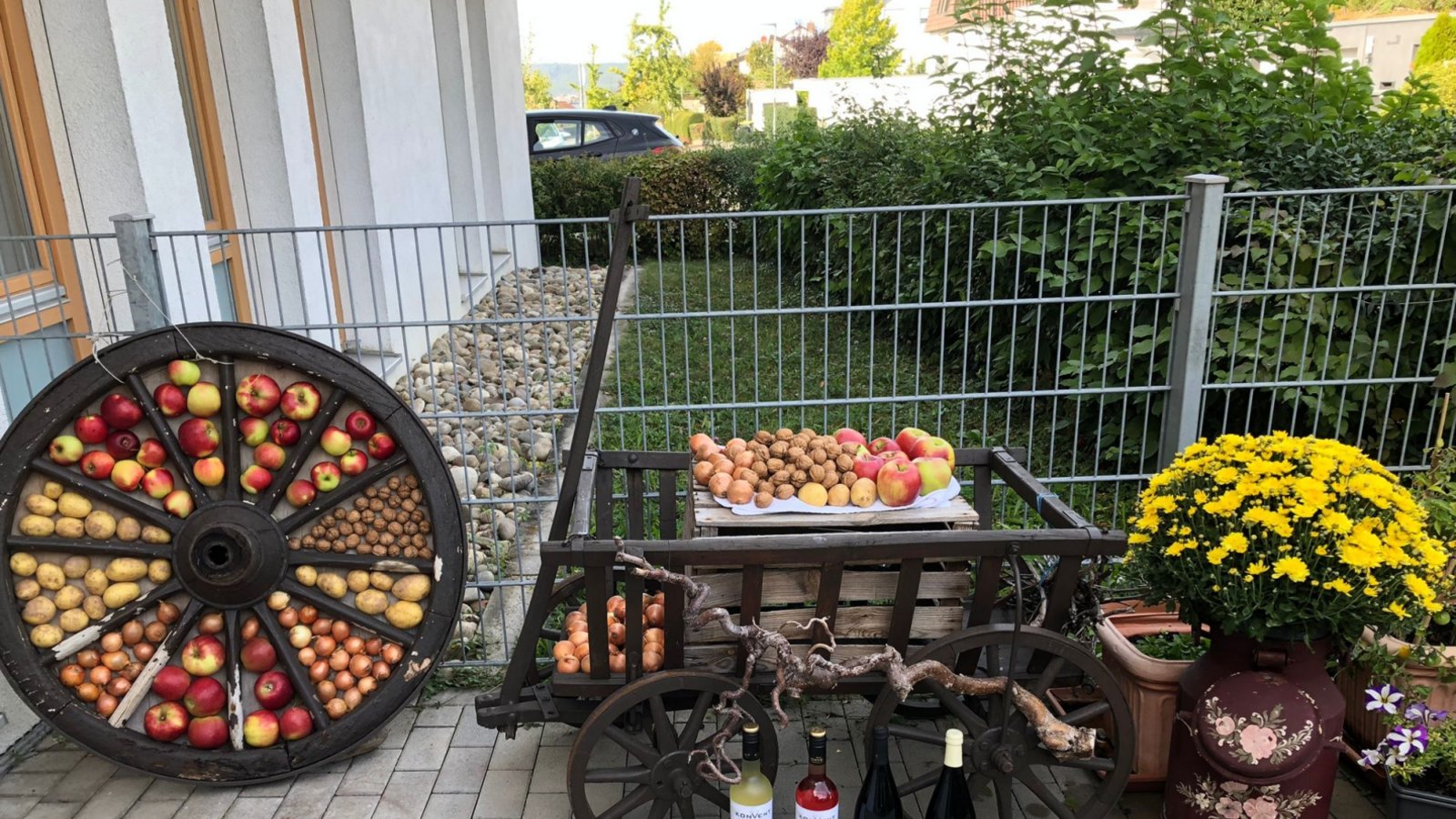 Herbstdekoration auf einer Terrasse des Karl-Gerok-Stifts in Vaihingen.  Foto: Rössler