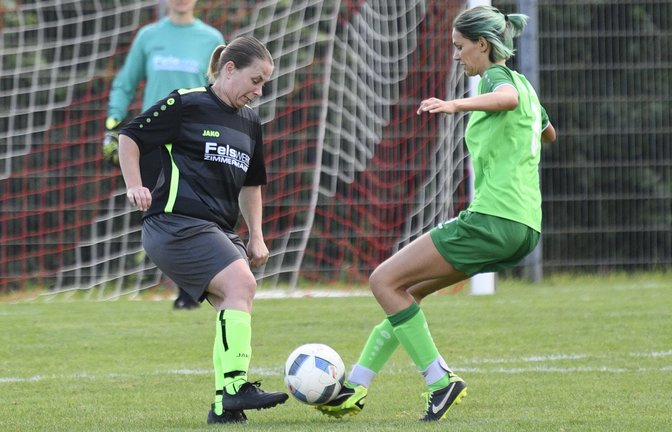 Anita Albeck (links) beendet ihre Karriere als Trainerin und Spielerin der SGM Roßwag/Großglattbach. <span class='image-autor'>Foto: Leitner</span>