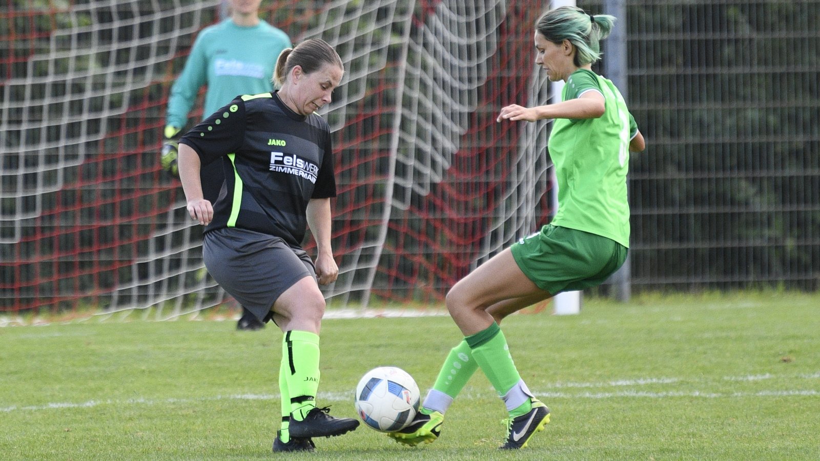 Anita Albeck (links) beendet ihre Karriere als Trainerin und Spielerin der SGM Roßwag/Großglattbach. Foto: Leitner Anita Albeck (links) beendet ihre Karriere als Trainerin und Spielerin der SGM Roßwag/Großglattbach. Foto: Leitner