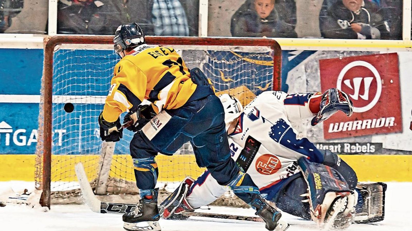 Eine Aktion fast mit Seltenheitswert: Patrick Eisele (links) schlenzt den Puck am gegnerischen Torwart vorbei ins Netz. Foto: privat Eine Aktion fast mit Seltenheitswert: Patrick Eisele (links) schlenzt den Puck am gegnerischen Torwart vorbei ins Netz. Foto: privat