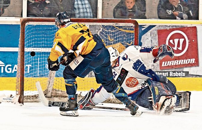 Eine Aktion fast mit Seltenheitswert: Patrick Eisele (links) schlenzt den Puck am gegnerischen Torwart vorbei ins Netz. Foto: privat