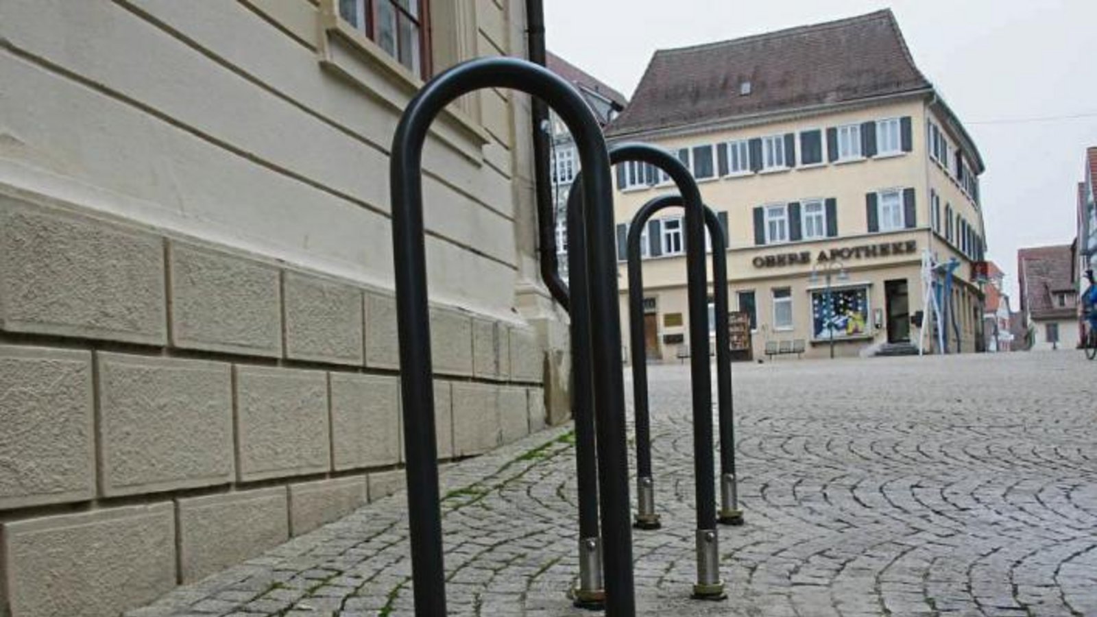 Drei von 19 neuen Fahrradständern, die in der Vaihinger Fußgängerzone zurzeit installiert werden. Foto: Rücker