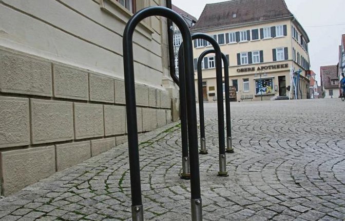 Drei von 19 neuen Fahrradständern, die in der Vaihinger Fußgängerzone zurzeit installiert werden. Foto: Rücker
