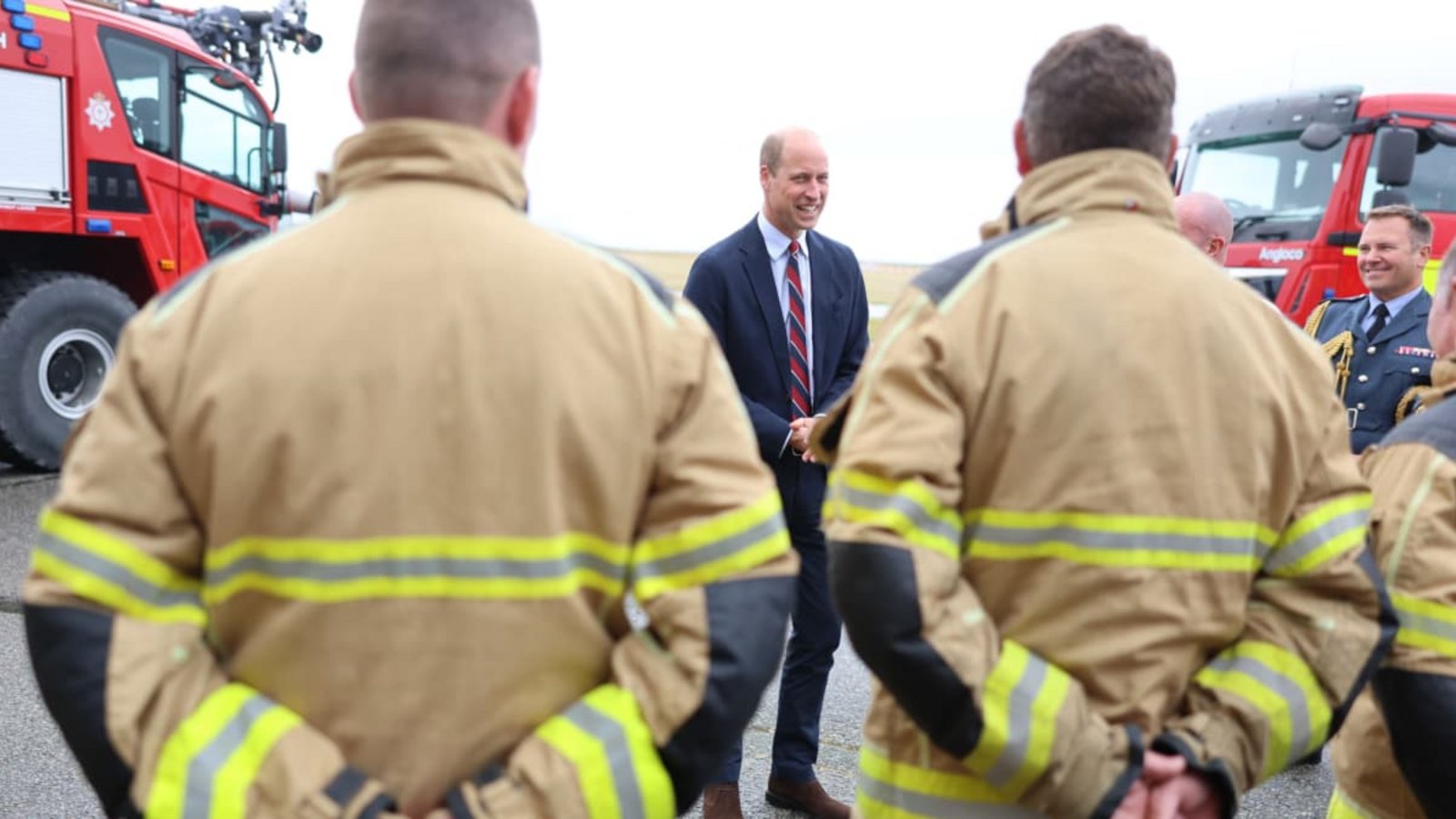William, Prinz von Wales und Royal Honorary Air Commodore, im Jahr 2024 während eines Besuchs auf dem Luftwaffenstützpunkt RAF Valley mit dem Personal des Stützpunkts im Luftverkehrskontrollturm.picture alliance/dpa/PA Wire William, Prinz von Wales und Royal Honorary Air Commodore, im Jahr 2024 während eines Besuchs auf dem Luftwaffenstützpunkt RAF Valley mit dem Personal des Stützpunkts im Luftverkehrskontrollturm.picture alliance/dpa/PA Wire