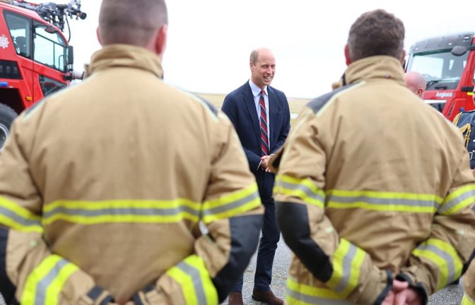 William, Prinz von Wales und Royal Honorary Air Commodore, im Jahr 2024 während eines Besuchs auf dem Luftwaffenstützpunkt RAF Valley mit dem Personal des Stützpunkts im Luftverkehrskontrollturm.<span class='image-autor'>picture alliance/dpa/PA Wire</span>