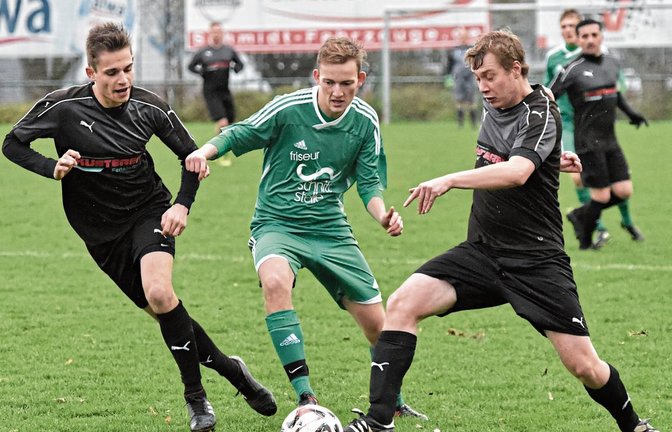 Bastian Werthwein (Mitte) sorgt mit seiner Schnelligkeit für viel Gefahr vor dem gegnerischen Tor.  Foto Leitner