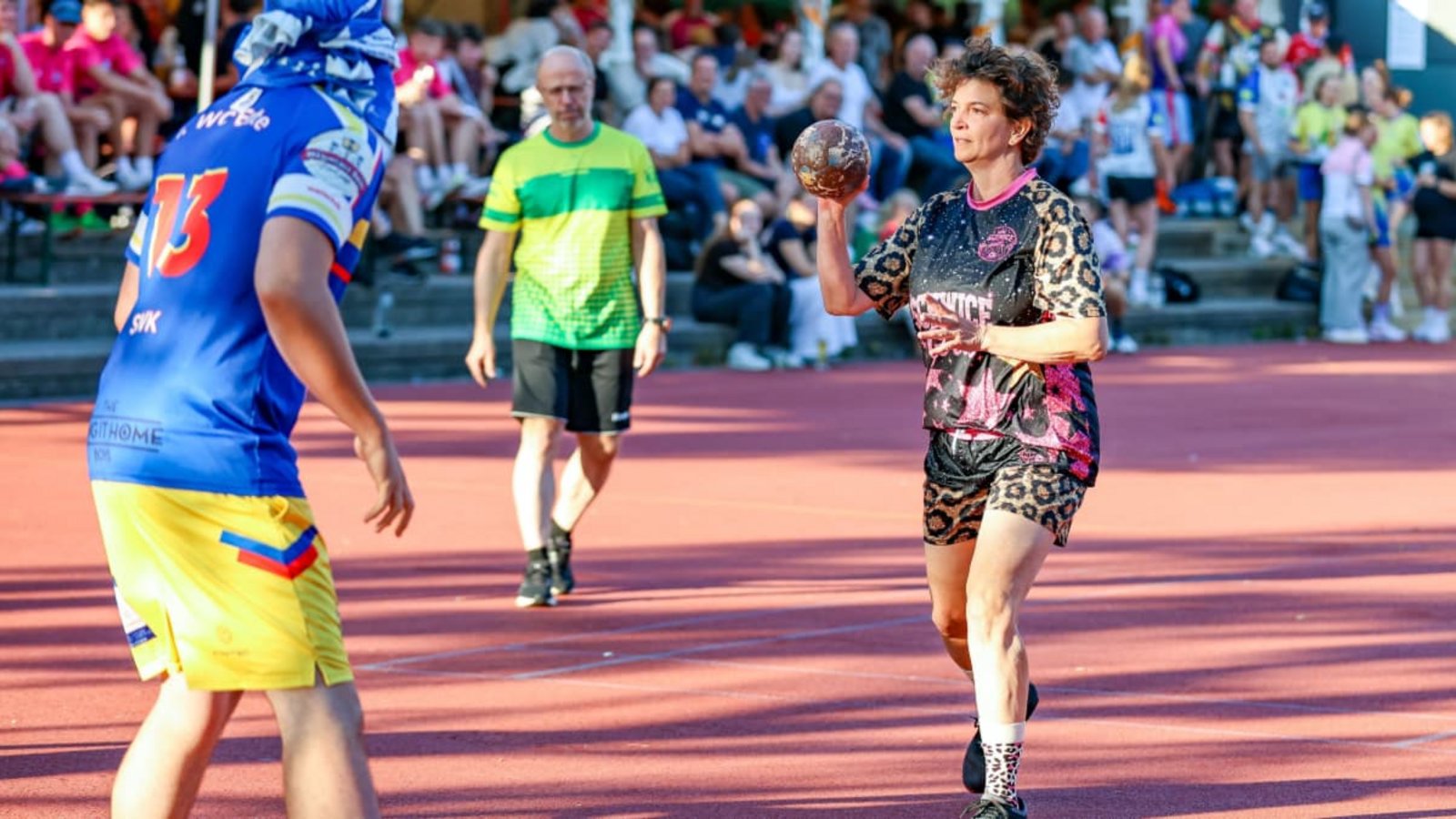 Kathrin Raiser alias Captain Schwice&nbsp; – hier im Spiel gegen das Team&nbsp;1. WC Ente –&nbsp;und ihre Mitstreiter haben vor allem neben dem Spielfeld mit ihren Auftritten und dem Outfit überzeugt.Günter Schmid