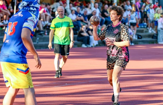 Kathrin Raiser alias Captain Schwice&nbsp; – hier im Spiel gegen das Team&nbsp;1. WC Ente –&nbsp;und ihre Mitstreiter haben vor allem neben dem Spielfeld mit ihren Auftritten und dem Outfit überzeugt.<span class='image-autor'>Günter Schmid</span>