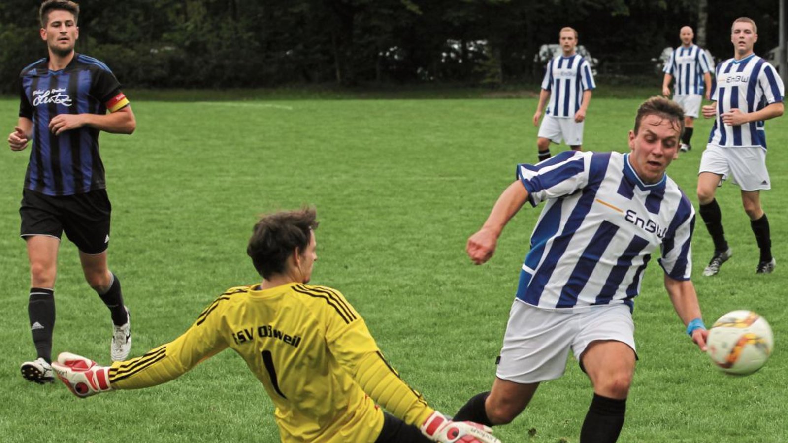 Der Häfnerhaslacher Yannick Rohatsch (rechts) bleibt beim Blitzturnier auf dem Heiligenberg am Oßweiler Torwart hängen. „Wenn es etwas zu bemängeln gibt, dann ist es in der Offensive nur die Chancenverwertung“, sagt Spielertrainer Sedat Yilmaz. Foto: Nachreiner Der Häfnerhaslacher Yannick Rohatsch (rechts) bleibt beim Blitzturnier auf dem Heiligenberg am Oßweiler Torwart hängen. „Wenn es etwas zu bemängeln gibt, dann ist es in der Offensive nur die Chancenverwertung“, sagt Spielertrainer Sedat Yilmaz. Foto: Nachreiner