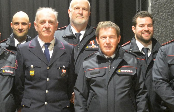 Der Dienst in der Feuerwehr sei nicht mit der Mitgliedschaft in einem Verein zu vergleichen. Die Feuerwehr übernehme eine hoheitliche Aufgabe, ordnete Enzkreis-Kreisbrandmeister Carsten Sorg am Freitagabend den Einsatz der geehrten Feuerwehrleute ein. Mit dem Feuerwehrabzeichen des Landes Baden-Württemberg in Gold für 40 Jahre aktiven Dienst wurde Gerd Schmidt ausgezeichnet. Das Pendant in Bronze ging an Gabriel Currle, Philipp Kolb und Simon Weber für 15 Jahre aktiven Dienst. Mit der Ehrenmedaille der Gemeinde Illingen in Silber für die 50-jährige Feuerwehrzugehörigkeit wurden Wolfgang Christof und Hartmut Kohler ausgezeichnet. Ebenfalls 50 Jahre dabei sind Josef Guth und Manfred Schäfer. Seit 40 Jahren stehen Gerd Schmidt und Hanspeter Strohhäcker im Dienst der Wehr. <span class='image-autor'>Fotos: Stahlfeld</span>
