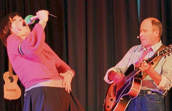 Das Kabarettistenduo Vladislava und Christof Altmann ist nicht nur wortgewandt, sondern auch stimmgewaltig. Am Samstag unterhielten sie in Eberdingen zum Büchereijubiläum. Foto: Rieger
