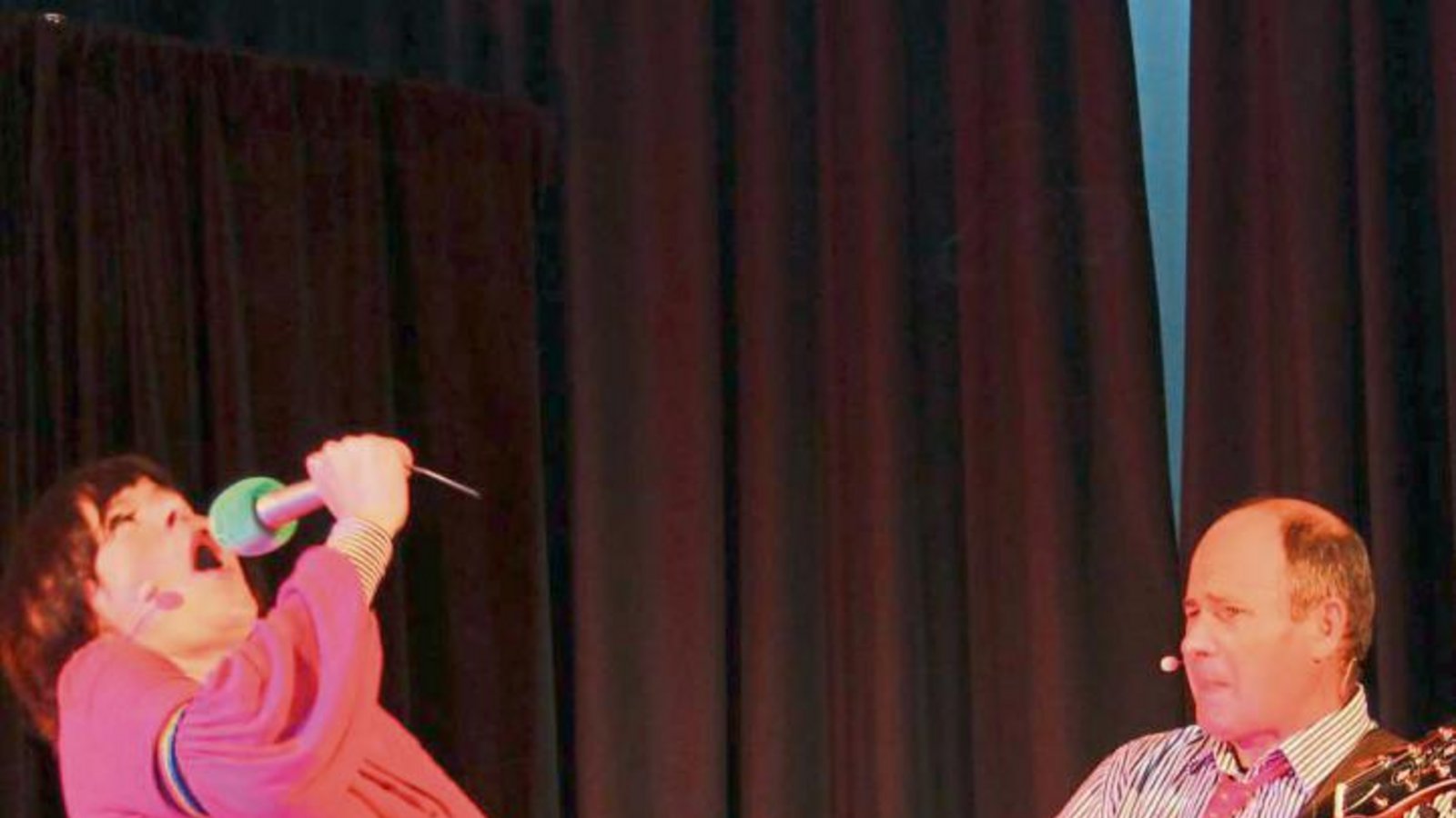 Das Kabarettistenduo Vladislava und Christof Altmann ist nicht nur wortgewandt, sondern auch stimmgewaltig. Am Samstag unterhielten sie in Eberdingen zum Büchereijubiläum. Foto: Rieger Das Kabarettistenduo Vladislava und Christof Altmann ist nicht nur wortgewandt, sondern auch stimmgewaltig. Am Samstag unterhielten sie in Eberdingen zum Büchereijubiläum. Foto: Rieger