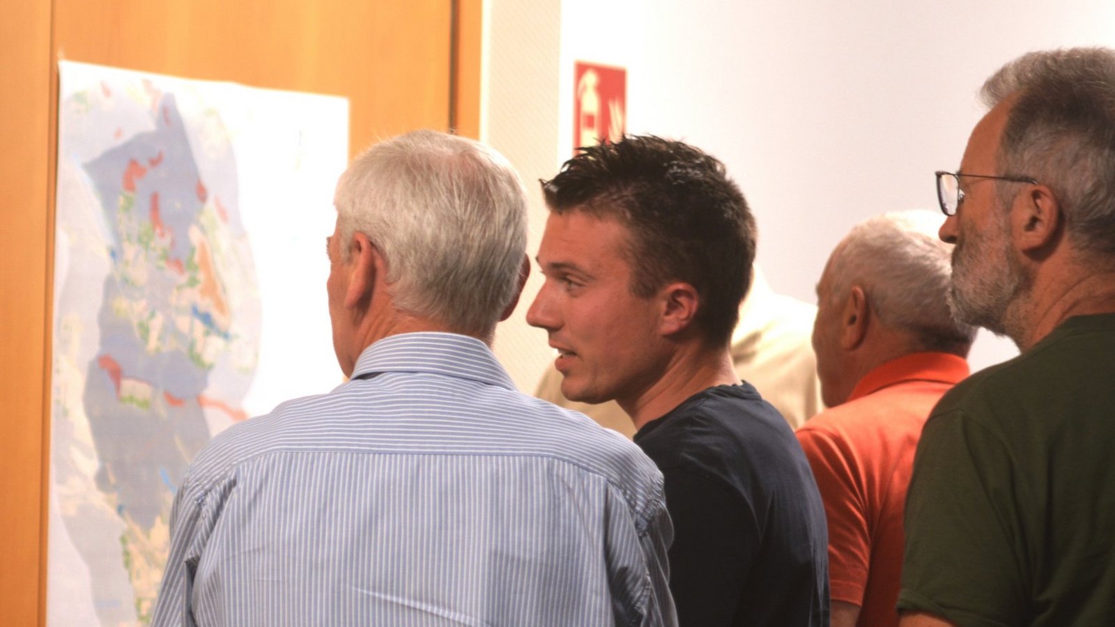 Wo sind in und um Illingen schützenswerte Flächen? Im Illinger Rathaus tauschen sich Interessierte aus. Foto: Stahlfeld Wo sind in und um Illingen schützenswerte Flächen? Im Illinger Rathaus tauschen sich Interessierte aus. Foto: Stahlfeld