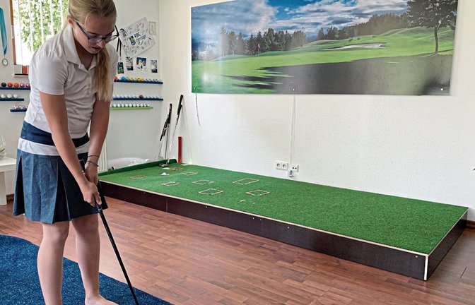 Softball und Golfschläger: Nachwuchsspielerin Sophie Renner vom GC Schloss Monrepos hat sich eine Golf-Tennis-Challenge überlegt, die sie in ihrem Zimmer vorführt.  Foto: privat