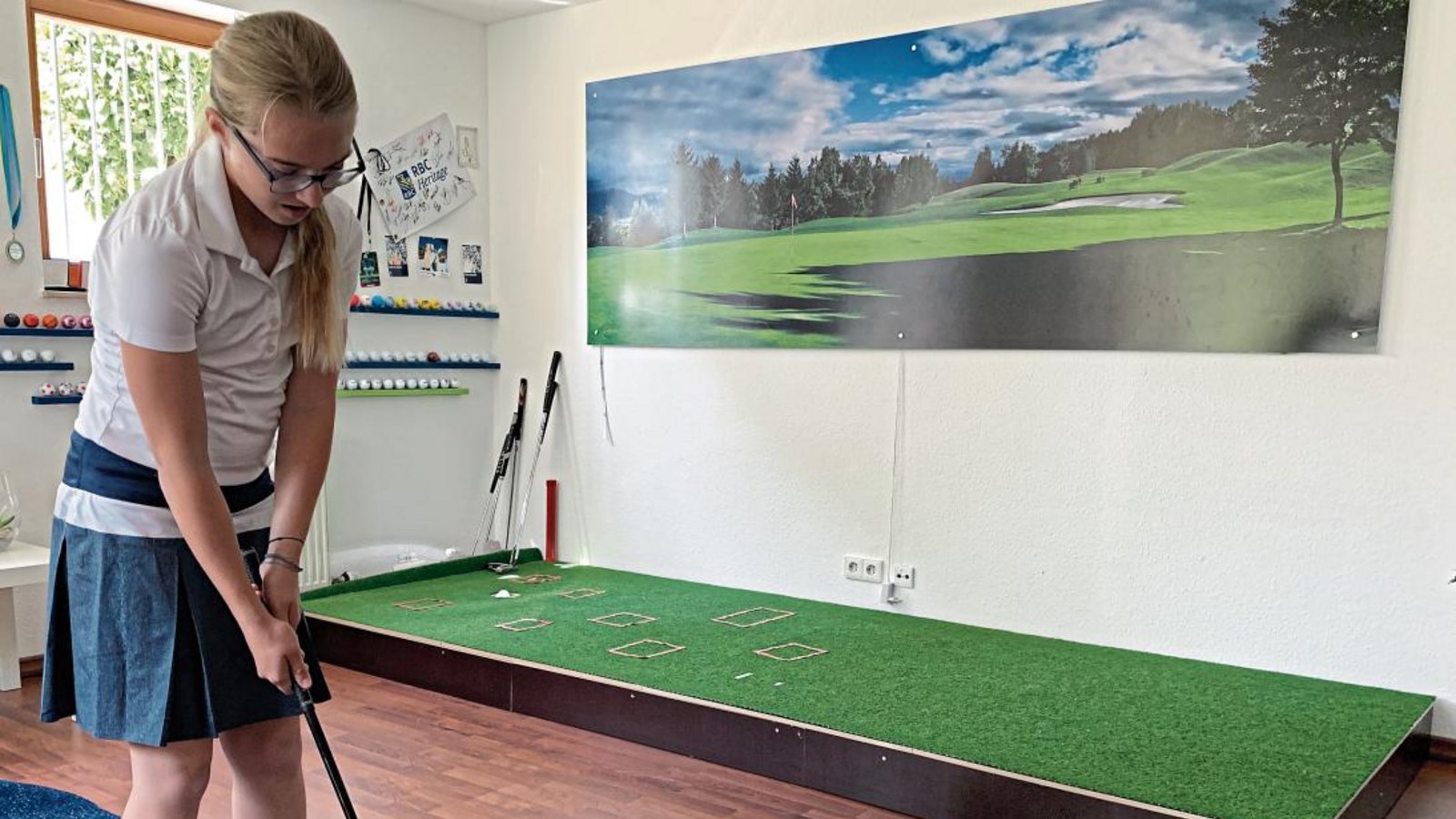 Softball und Golfschläger: Nachwuchsspielerin Sophie Renner vom GC Schloss Monrepos hat sich eine Golf-Tennis-Challenge überlegt, die sie in ihrem Zimmer vorführt.  Foto: privat