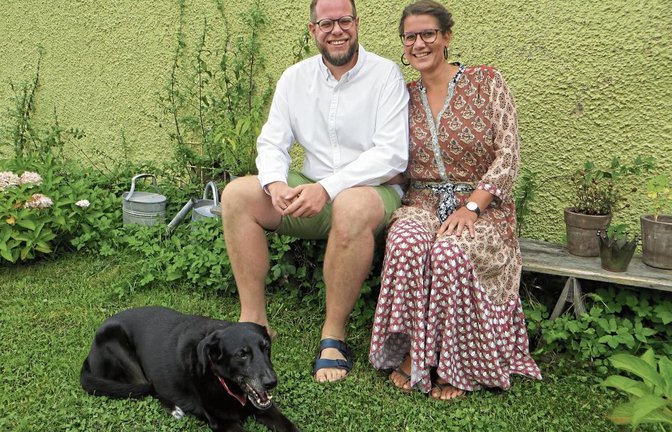 Im Umzugsgepäck des jungen Pfarrer-Ehepaars befindet sich auch Hundedame Aleesha – „eine hinreißende Seelsorgerin“, wie es heißt.  Foto: p