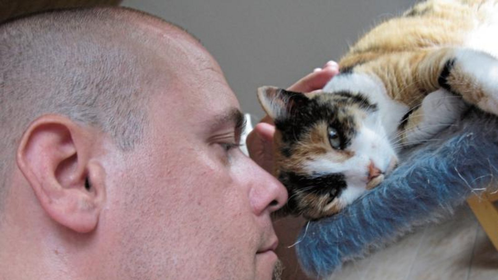 Redakteur Michael Banholzer mit seiner Katze Chicca im Jahr 2014. Foto: Banholzer Redakteur Michael Banholzer mit seiner Katze Chicca im Jahr 2014. Foto: Banholzer