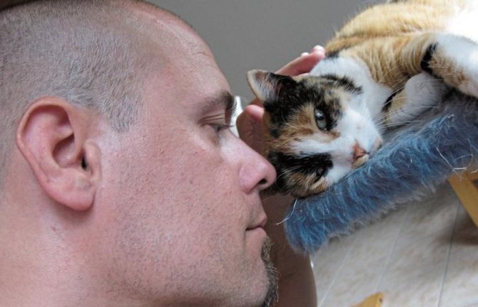 Redakteur Michael Banholzer mit seiner Katze Chicca im Jahr 2014.  Foto: Banholzer