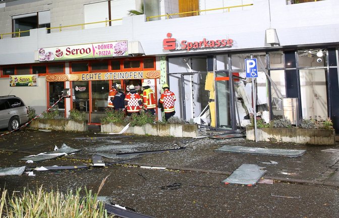 Ein Bild der Verwüstung hat sich im November rund um die Sparkassenfiliale in Wiernsheim geboten. Die Automatensprenger stehen seit Donnerstag in Karlsruhe vor Gericht.	Foto: Archiv