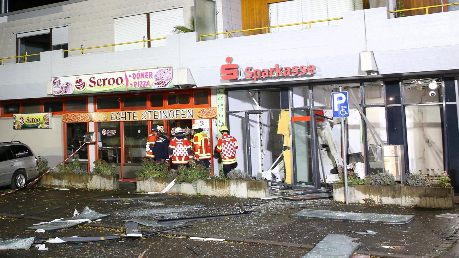 Ein Bild der Verwüstung hat sich im November rund um die Sparkassenfiliale in Wiernsheim geboten. Die Automatensprenger stehen seit Donnerstag in Karlsruhe vor Gericht.	Foto: Archiv