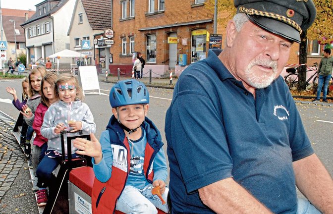Die Dampfbahnfreunde Illingen sorgten mit ihrem Miniatur-Zügle dafür, dass auch die Jüngsten unter den Besuchern der Illinger Open voll auf ihre Kosten kamen.  Fotos: Stahlfeld