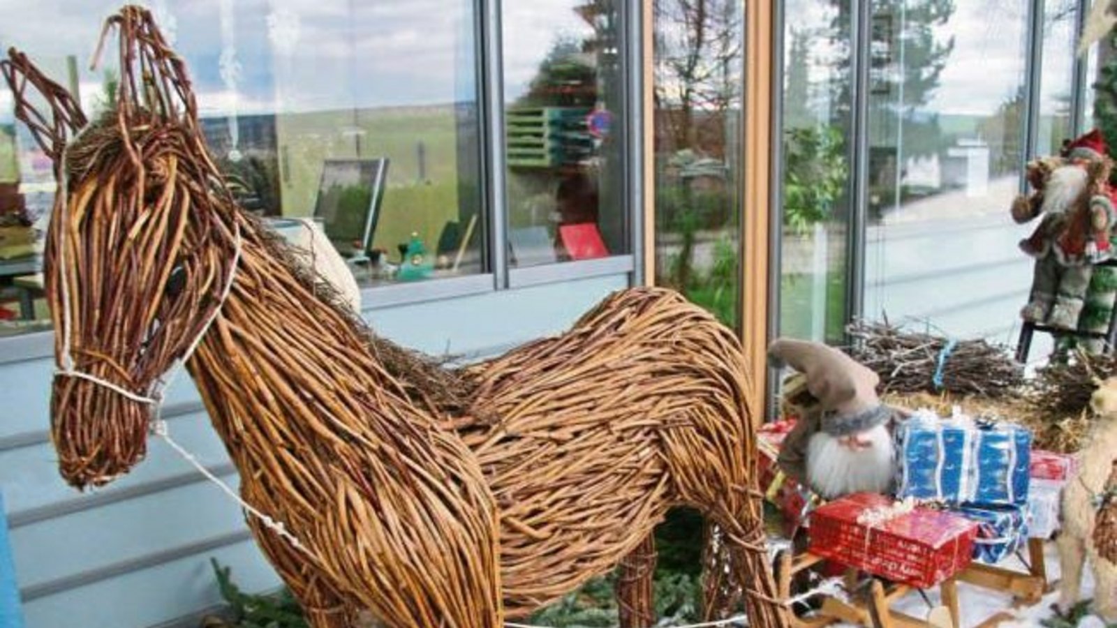 In Vaihingen könnte es nun doch weiße Weihnachten geben: Vor dem Karl-Gerok-Stift ist jedenfalls eine kleine weiße Fläche zu erkennen. Foto: Rostek
