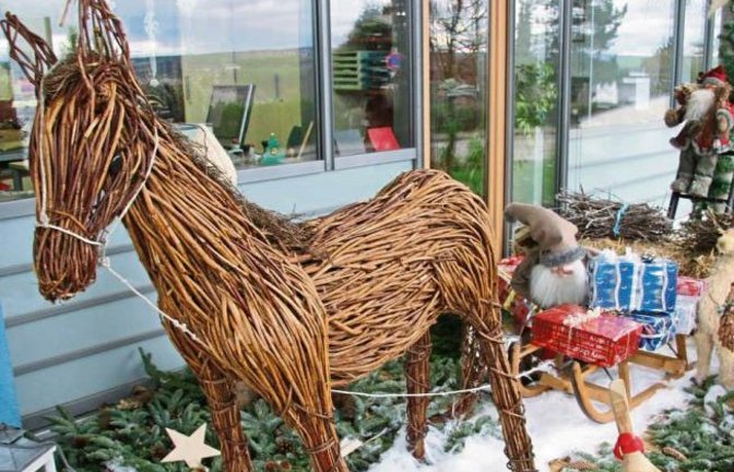 In Vaihingen könnte es nun doch weiße Weihnachten geben: Vor dem Karl-Gerok-Stift ist jedenfalls eine kleine weiße Fläche zu erkennen. Foto: Rostek