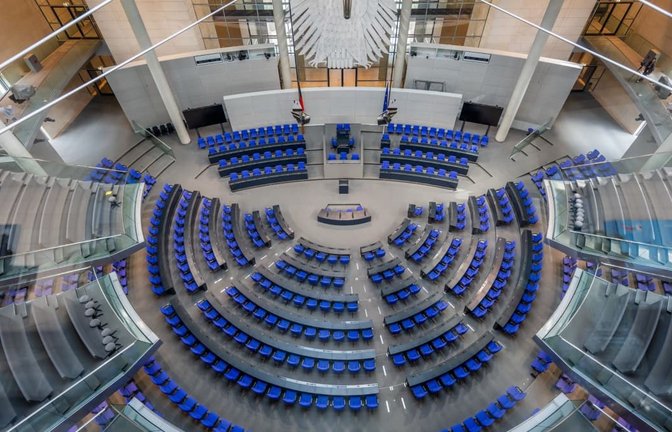 Blick in den umgebauten Plenarsaal des Deutschen Bundestag. Die AfD ist nach einer aktuellen Umfrage des Instituts für Demoskopie Allensbach weiterhin stärkste Kraft, die Union kann den Abstand aber leicht verkürzen. (Symbolfoto)<span class='image-autor'>Michael Kappeler/dpa</span>