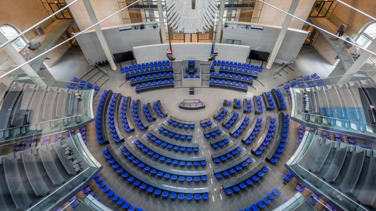 Blick in den umgebauten Plenarsaal des Deutschen Bundestag. Die AfD ist nach einer aktuellen Umfrage des Instituts für Demoskopie Allensbach weiterhin stärkste Kraft, die Union kann den Abstand aber leicht verkürzen. (Symbolfoto)Michael Kappeler/dpa Blick in den umgebauten Plenarsaal des Deutschen Bundestag. Die AfD ist nach einer aktuellen Umfrage des Instituts für Demoskopie Allensbach weiterhin stärkste Kraft, die Union kann den Abstand aber leicht verkürzen. (Symbolfoto)Michael Kappeler/dpa