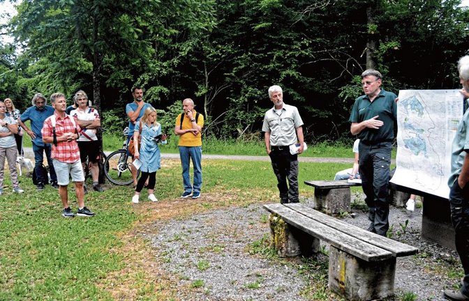 Die Entwicklung des Gemeindewaldes in den kommenden zehn Jahren war Thema beim Waldbegang des Gemeinderates. Martin Köllner und Rolf Esslinger zeigten anhand einer Karte die Bestände des Illinger Waldes.  Foto: Stahlfeld
