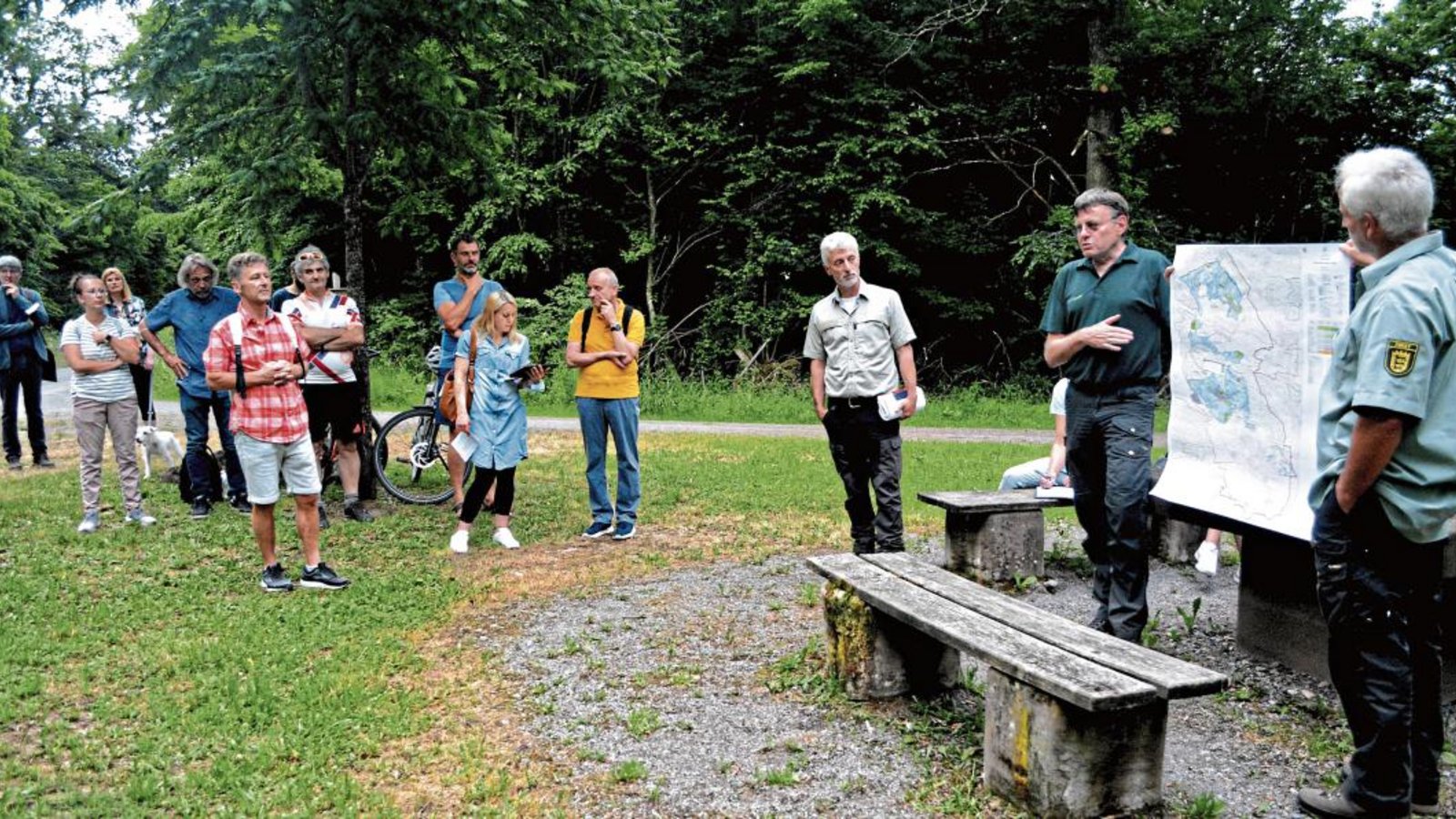 Die Entwicklung des Gemeindewaldes in den kommenden zehn Jahren war Thema beim Waldbegang des Gemeinderates. Martin Köllner und Rolf Esslinger zeigten anhand einer Karte die Bestände des Illinger Waldes. Foto: Stahlfeld Die Entwicklung des Gemeindewaldes in den kommenden zehn Jahren war Thema beim Waldbegang des Gemeinderates. Martin Köllner und Rolf Esslinger zeigten anhand einer Karte die Bestände des Illinger Waldes. Foto: Stahlfeld