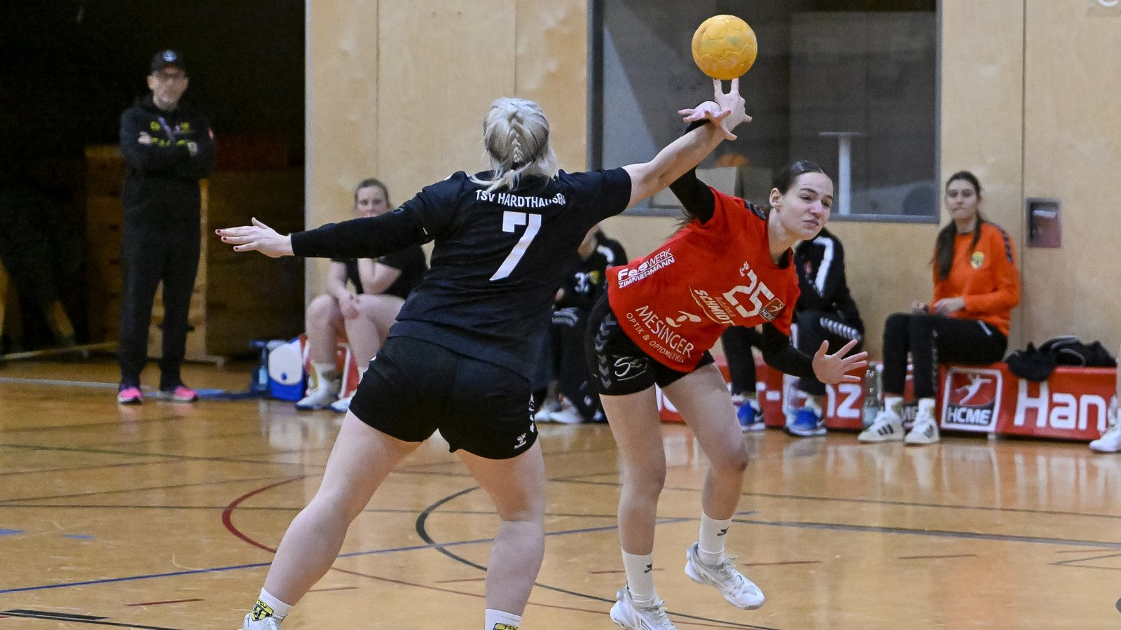 Elena Epinger (rechts) setzt sich mit dem HCME in Ludwigsburg durch. Archivfoto: Leitner