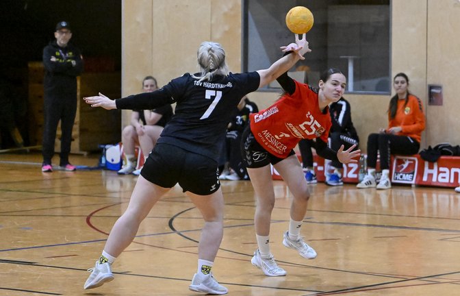 Elena Epinger (rechts) setzt sich mit dem HCME in Ludwigsburg durch. Archivfoto: Leitner