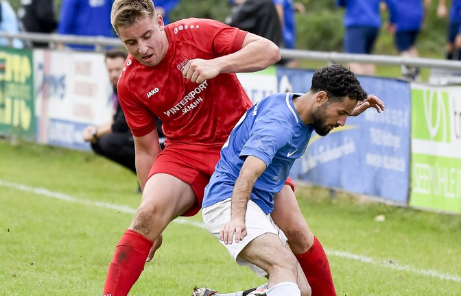 In dieser Szene versucht Muhammed Abdulhamied-Elhumsi (vorne) vom VfB Vaihingen II den Ball gegen Florian Kuhnle vom TSV Großglattbach zu behaupten. Am Ende haben die Gäste das bessere Ende für sich. <span class='image-autor'>Foto: Leitner</span>