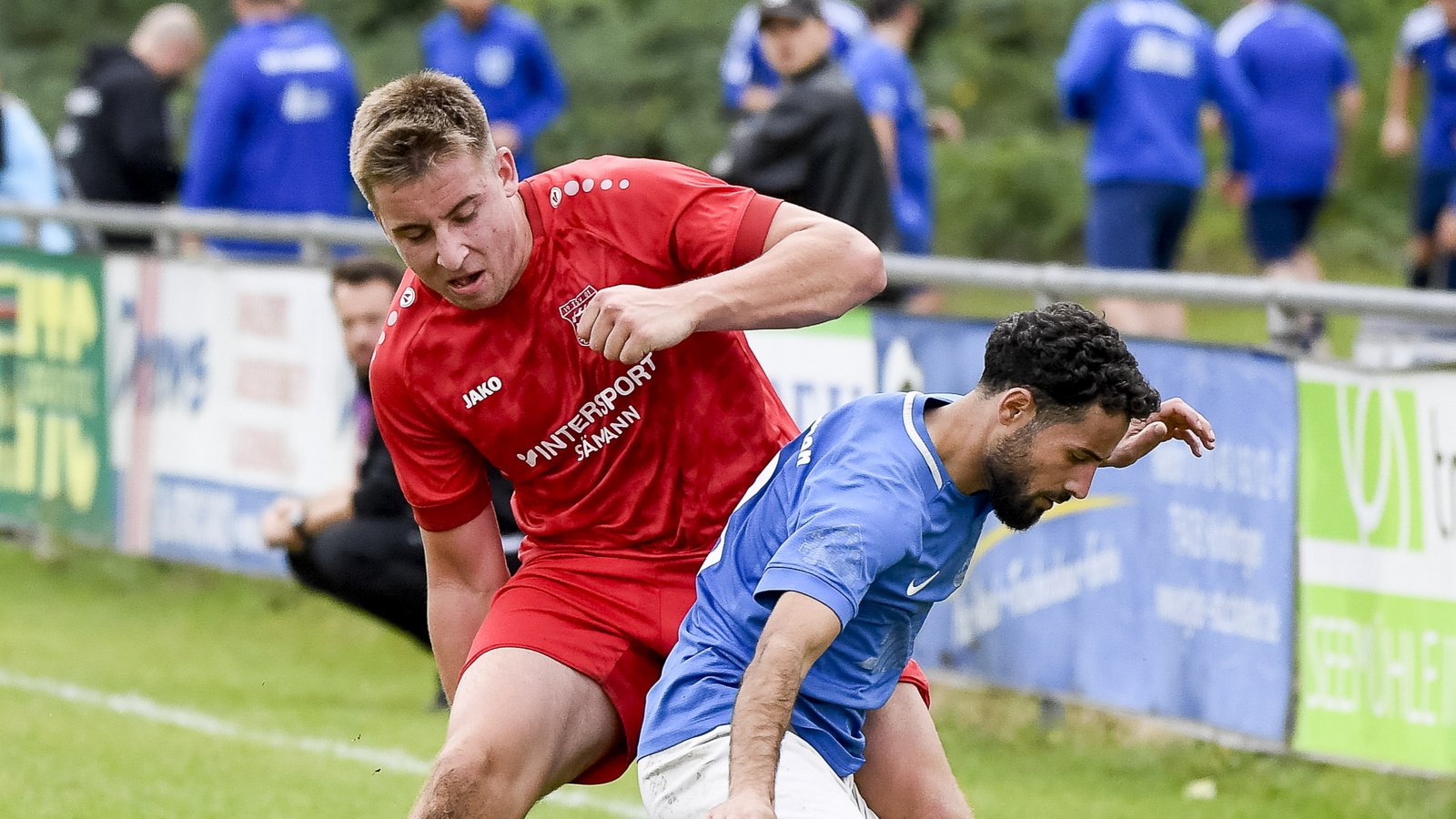 In dieser Szene versucht Muhammed Abdulhamied-Elhumsi (vorne) vom VfB Vaihingen II den Ball gegen Florian Kuhnle vom TSV Großglattbach zu behaupten. Am Ende haben die Gäste das bessere Ende für sich. Foto: Leitner