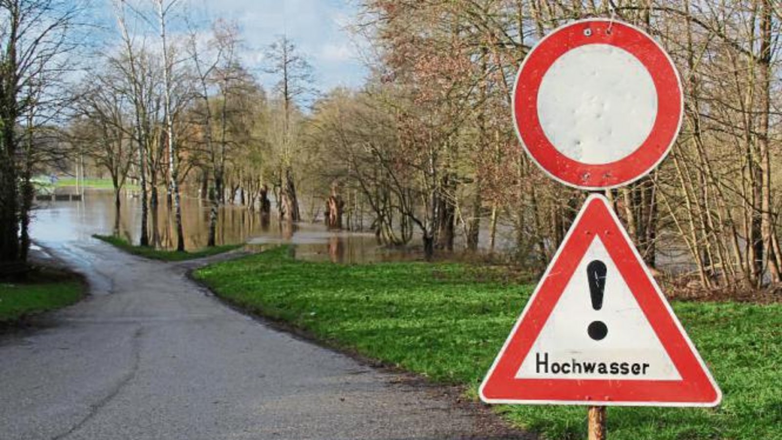 Land unter beim Sportplatz in Enzweihingen. Starke Regenfälle und Schmelzwasser ließen am Sonntag die Enz übertreten. Am Pegel in Vaihingen betrug der höchste Wasserstand zur Mittagszeit 3,75 Meter. Nach Auskunft der Freiwilligen Feuerwehr Vaihingen drohte nachts die Metter in Horrheim überzuschwappen, weshalb die Einsatzkräfte dort sicherheitshalber Sandsäcke vorbereitet haben. Foto: Elsässer Land unter beim Sportplatz in Enzweihingen. Starke Regenfälle und Schmelzwasser ließen am Sonntag die Enz übertreten. Am Pegel in Vaihingen betrug der höchste Wasserstand zur Mittagszeit 3,75 Meter. Nach Auskunft der Freiwilligen Feuerwehr Vaihingen drohte nachts die Metter in Horrheim überzuschwappen, weshalb die Einsatzkräfte dort sicherheitshalber Sandsäcke vorbereitet haben. Foto: Elsässer
