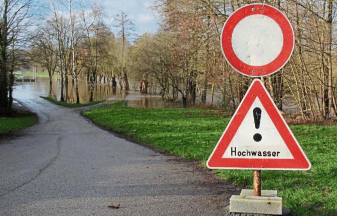Land unter beim Sportplatz in Enzweihingen. Starke Regenfälle und Schmelzwasser ließen am Sonntag die Enz übertreten. Am Pegel in Vaihingen betrug der höchste Wasserstand zur Mittagszeit 3,75 Meter. Nach Auskunft der Freiwilligen Feuerwehr Vaihingen drohte nachts die Metter in Horrheim überzuschwappen, weshalb die Einsatzkräfte dort sicherheitshalber Sandsäcke vorbereitet haben.  Foto: Elsässer