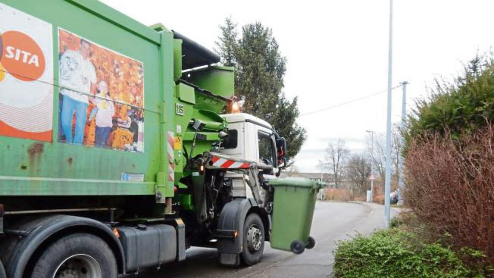 Die Abfuhr der Grünen Tonnen ist in Vaihingen per Seitenladerfahrzeugen angelaufen. Wenn keine Autos den Weg versperren, klappt es auch. Foto: Arning