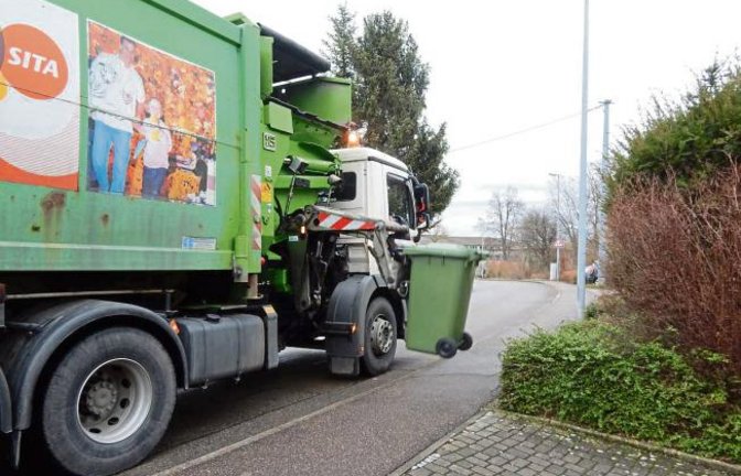 Die Abfuhr der Grünen Tonnen ist in Vaihingen per Seitenladerfahrzeugen angelaufen. Wenn keine Autos den Weg versperren, klappt es auch. Foto: Arning
