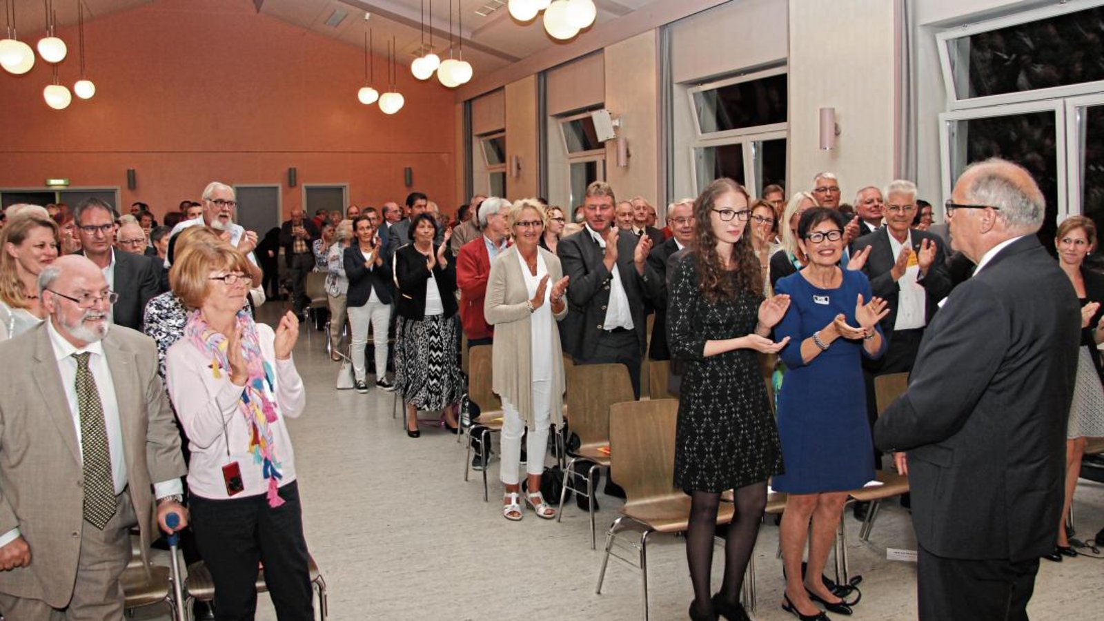 Standing Ovations für Werner Somlai. Nach insgesamt 40 Jahren bei der Stadt Oberriexingen ist für ihn nun Schluss. Fotos: Banholzer Standing Ovations für Werner Somlai. Nach insgesamt 40 Jahren bei der Stadt Oberriexingen ist für ihn nun Schluss. Fotos: Banholzer