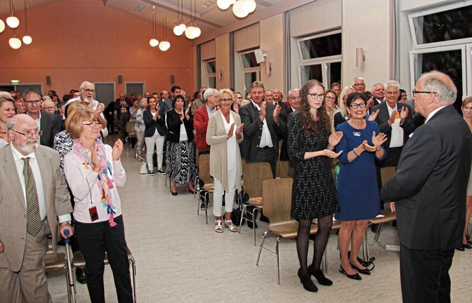 Standing Ovations für Werner Somlai. Nach insgesamt 40 Jahren bei der Stadt Oberriexingen ist für ihn nun Schluss.  Fotos: Banholzer