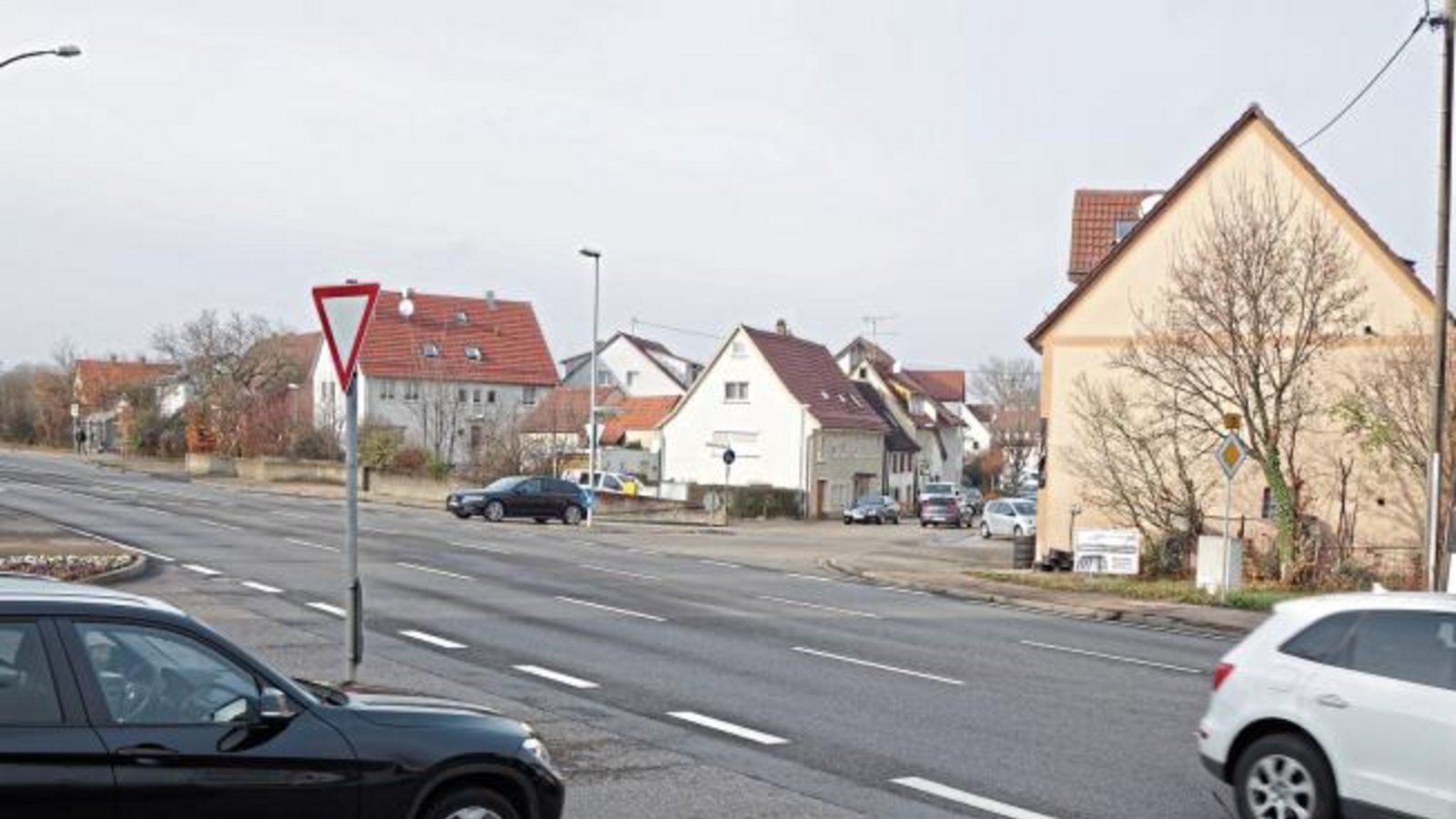 Wer hat Vorfahrt? Diese Frage bewegt an dem „Kronen-Kreuzung“ genannten Zusammentreffen der B 10 mit der Vaihinger Straße in Enzweihingen einige Autofahrer. „Es ist keine Kreuzung“, sagt Thomas Weilbacher, Leiter der Abteilung Verkehr und Bußgeld in Vaihingen. Bei Abbiegeverkehr aus den zwei versetzten Einmündungen der Vaihinger Straße auf die Bundesstraße habe somit derjenige Vorfahrt, der zuerst auf der B 10 ist. Foto: Rücker Wer hat Vorfahrt? Diese Frage bewegt an dem „Kronen-Kreuzung“ genannten Zusammentreffen der B 10 mit der Vaihinger Straße in Enzweihingen einige Autofahrer. „Es ist keine Kreuzung“, sagt Thomas Weilbacher, Leiter der Abteilung Verkehr und Bußgeld in Vaihingen. Bei Abbiegeverkehr aus den zwei versetzten Einmündungen der Vaihinger Straße auf die Bundesstraße habe somit derjenige Vorfahrt, der zuerst auf der B 10 ist. Foto: Rücker