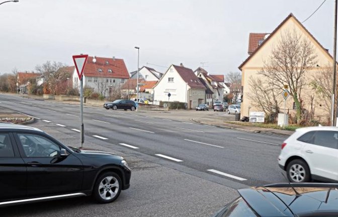 Wer hat Vorfahrt? Diese Frage bewegt an dem „Kronen-Kreuzung“ genannten Zusammentreffen der B 10 mit der Vaihinger Straße in Enzweihingen einige Autofahrer. „Es ist keine Kreuzung“, sagt Thomas Weilbacher, Leiter der Abteilung Verkehr und Bußgeld in Vaihingen. Bei Abbiegeverkehr aus den zwei versetzten Einmündungen der Vaihinger Straße auf die Bundesstraße habe somit derjenige Vorfahrt, der zuerst auf der B 10 ist.    Foto: Rücker