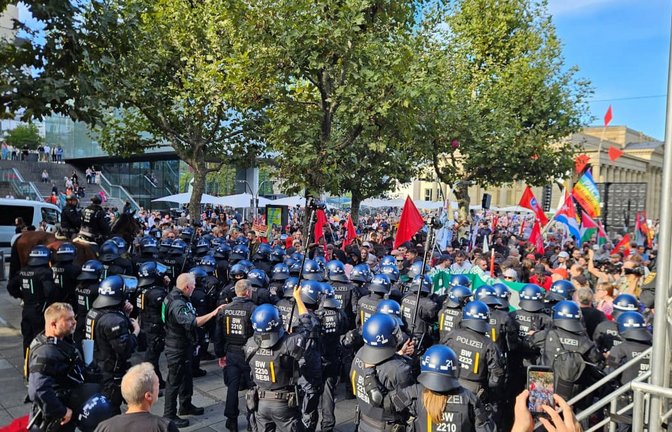 Bei der Rede von Sevim Dağdelen bewegen sich plötzlich Vermummte in Richtung der Bühne. Die Polizei muss eingreifen.<span class='image-autor'>Andreas Rosar</span>