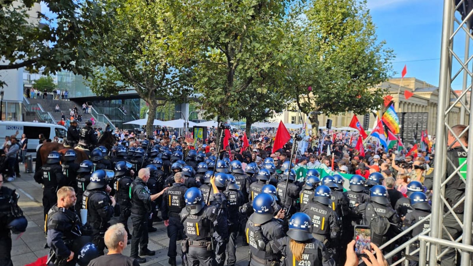 Bei der Rede von Sevim Dağdelen bewegen sich plötzlich Vermummte in Richtung der Bühne. Die Polizei muss eingreifen.Andreas Rosar Bei der Rede von Sevim Dağdelen bewegen sich plötzlich Vermummte in Richtung der Bühne. Die Polizei muss eingreifen.Andreas Rosar