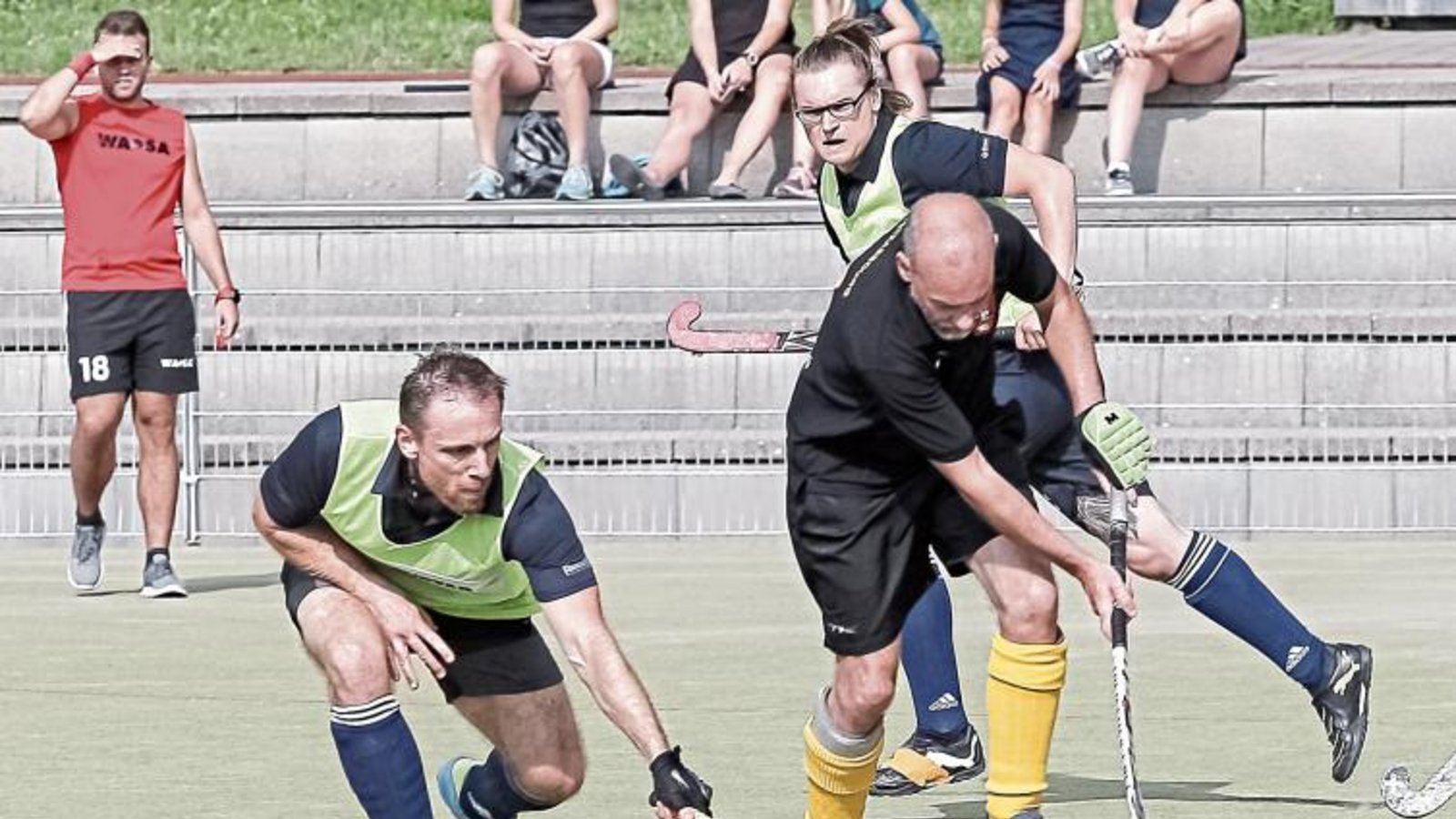 Sven König (links) brachte die SG Vaihingen/Ludwigsburg beim letzten Spiel vor Beginn der Hallenrunde in Straßburg in Führung. Foto: Archiv/Simecek Sven König (links) brachte die SG Vaihingen/Ludwigsburg beim letzten Spiel vor Beginn der Hallenrunde in Straßburg in Führung. Foto: Archiv/Simecek